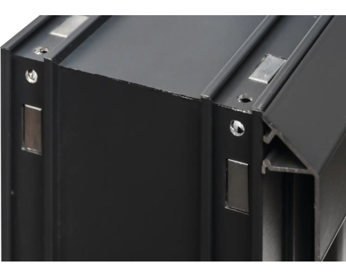 Gros plan d'un cadre en aluminium noir avec aimants et trous de forage.