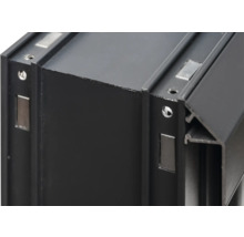 Vue détaillée d'un profilé en aluminium noir avec trous de vis et évidements rectangulaires.