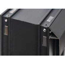 Vue détaillée d'un profilé en aluminium noir avec éléments de fixation