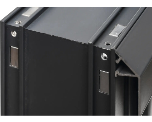 Vue détaillée d'un profilé en aluminium noir avec éléments de fixation