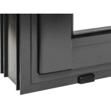 Vue détaillée d'une fenêtre en plastique grise