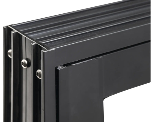 Vue détaillée d'un cadre de fenêtre en aluminium noir.