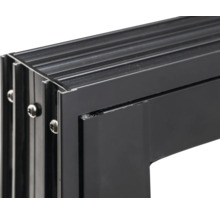 Gros plan d'un cadre de fenêtre en aluminium noir.