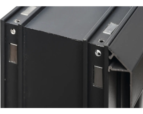 Vue détaillée d'un profilé en aluminium noir avec trous de vis