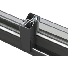 Vue détaillée d'un cadre de porte coulissante en aluminium avec des panneaux de verre