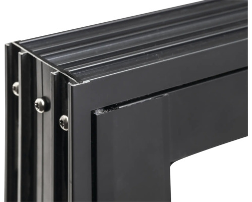 Détail d'un cadre de fenêtre en aluminium noir avec vis