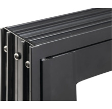 Vue détaillée d'un cadre de fenêtre en aluminium noir avec vis