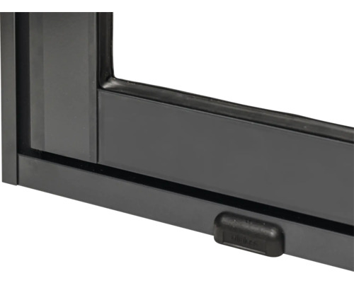 Vue détaillée d'une fenêtre avec cadre noir