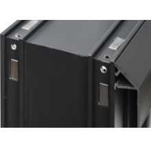 Vue détaillée d'un cadre en aluminium noir avec des éléments de connexion.