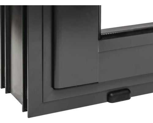 Vue détaillée d'une fenêtre grise avec cadre