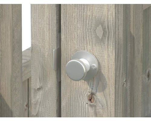 Eine Holztür mit einem runden, silberfarbenen Türknauf.