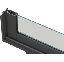 Vue détaillée d'un cadre de fenêtre en aluminium gris avec verre