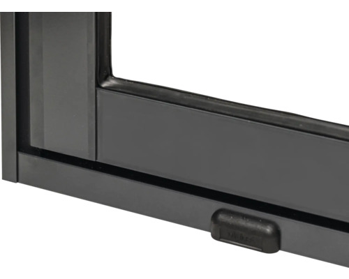 Vue détaillée d'un cadre de fenêtre noir avec poignée