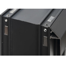 Vue détaillée d'un profilé en aluminium noir avec aimants et trous de forage