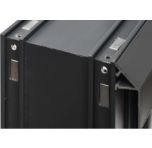 Vue détaillée d'un profilé en aluminium noir avec aimants rectangulaires et trous de perçage