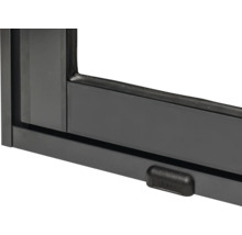 Vue détaillée d'un cadre de fenêtre noir avec mécanisme de verrouillage