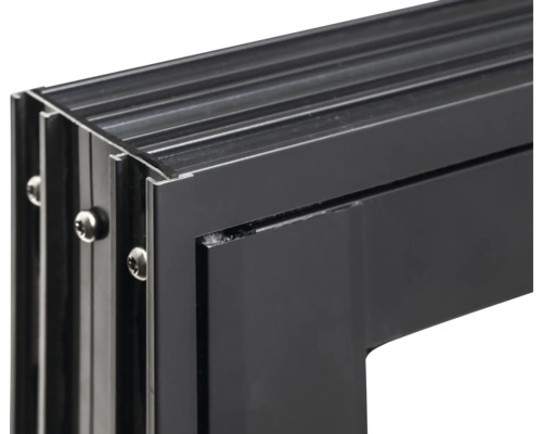 Vue détaillée d'un cadre de fenêtre en aluminium noir avec vis
