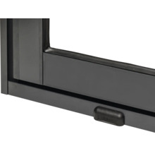 Vue détaillée d'un cadre de fenêtre noir.