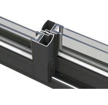 Vue détaillée d'une fenêtre coulissante avec cadre en aluminium