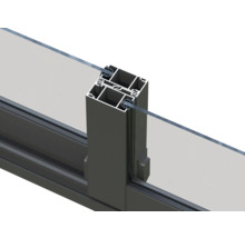 Vue détaillée d'un profilé en aluminium avec insertion de verre pour fenêtres ou portes.