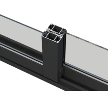 Vue détaillée d'un cadre de fenêtre en aluminium.