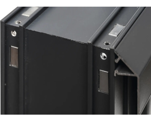 Vue détaillée d'un profilé en aluminium noir avec aimants et trous de forage