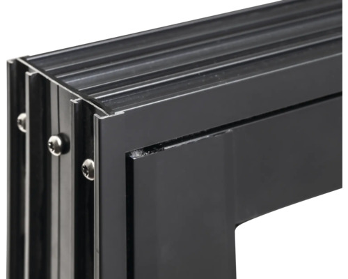 Vue détaillée d'un cadre de fenêtre en aluminium noir avec des vis