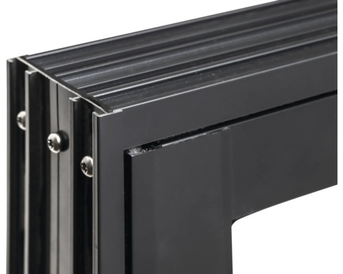 Vue détaillée d'un cadre de fenêtre en aluminium noir avec des vis