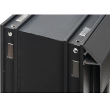 Gros plan d'un profilé en aluminium noir avec vis et aimants