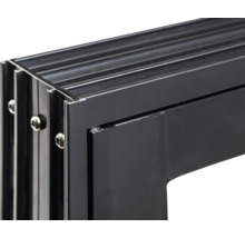 Gros plan d'un cadre de fenêtre en aluminium noir avec des vis