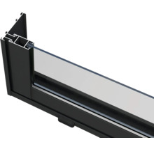 Vue détaillée d'un cadre de fenêtre noir avec vitrage.