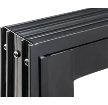 Gros plan d'un châssis de fenêtre en aluminium avec des vis