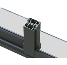 Vue détaillée d'un profilé en aluminium avec insert en verre