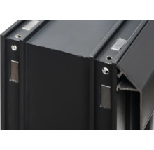 Vue détaillée d'un profilé en aluminium noir avec aimants et vis