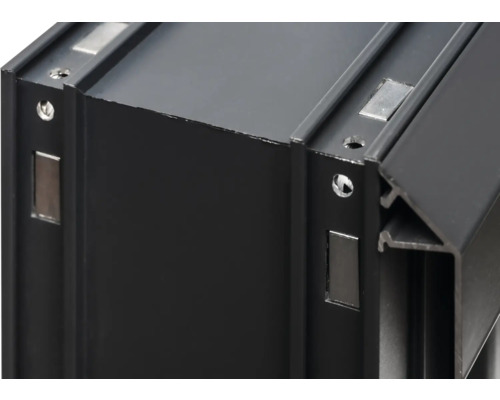 Vue détaillée d'un profilé en aluminium noir avec aimants et vis