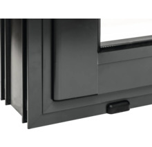 Vue détaillée d'une fenêtre en plastique grise