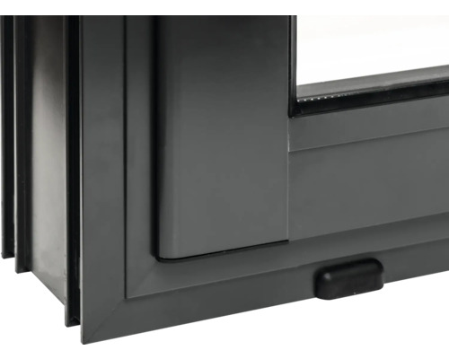 Vue détaillée d'une fenêtre en plastique grise