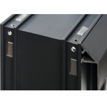 Gros plan d'un profilé en aluminium noir avec perçages et aimants