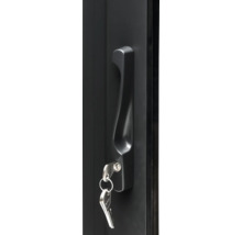 Gros plan d'une poignée de porte avec une clé insérée