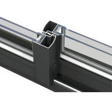 Vue détaillée d'une porte coulissante avec cadre en aluminium et insert en verre