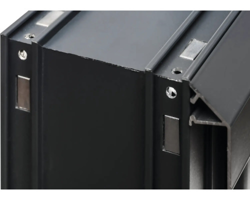 Vue détaillée d'un profilé en aluminium noir avec aimants et trous de vis