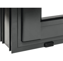 Vue détaillée d'une fenêtre coulissante noire