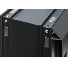 Gros plan d'un profilé en aluminium noir avec trous de fixation