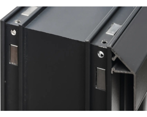 Gros plan d'un profilé en aluminium noir avec trous de vis et aimants