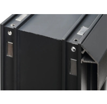 Vue détaillée d'un cadre en aluminium noir avec des éléments de fixation