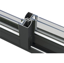 Vue détaillée d'une construction de porte coulissante en aluminium et verre