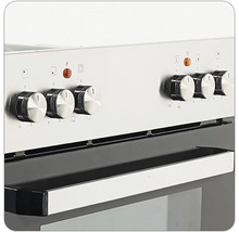 Gros plan d'une cuisinière électrique avec des boutons rotatifs