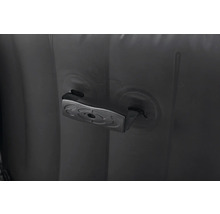 Detailansicht eines Tragegriffs an einem aufblasbaren Produkt