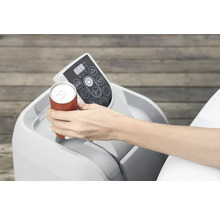 Frau hält Getränkedose an Whirlpool