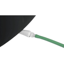 Regenspeicher mit grünem Gartenschlauch und Verbindungselement